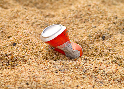 环境问题 — 海上沙子中的铝制饮料容器