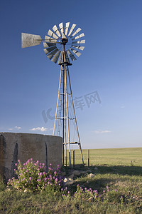 大风车风车摄影照片_短草大草原的风车、水泵和混凝土罐