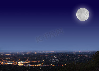 明月松间照摄影照片_蓝黑天上有大明月的约翰内斯堡夜景