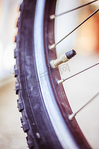 城市自行车：轮胎出口和辐条的特写图片