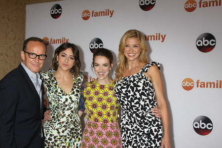 希尔顿摄影照片_Clark Gregg、Chloe Bennet、Elizabeth Henstridge、Adrianne Palick 在 ABC TCA 2015 年夏季新闻巡演派对上，贝弗利希尔顿酒店，比佛利山庄，加利福尼亚州 08-04-15/ImageCollect