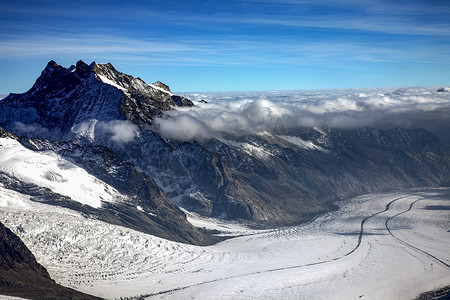 瑞士三座著名山峰，艾格峰、僧侣峰和少女峰