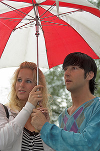 伞下的情侣