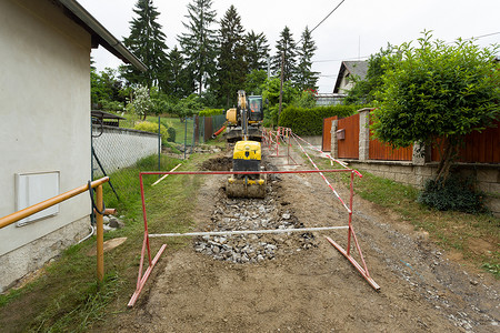 沟渠上的挖掘机 - 修建渠化
