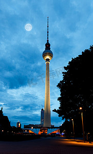 柏林电视塔摄影照片_柏林电视塔 - 晚上的电视塔