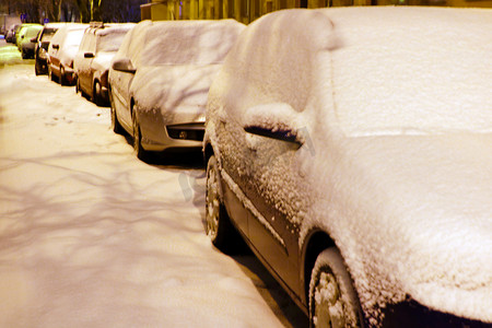 冬天的城市，道路上漂流，汽车在雪地里漂流。