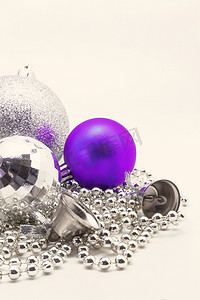 金色丝带球摄影照片_银色圣诞装饰、球、珠子、铃铛特写隔离