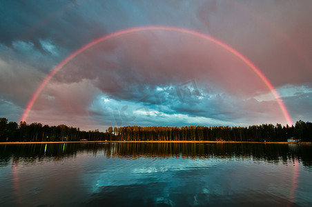 湖面上的彩虹