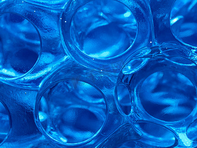 水纹中的蓝色透明球