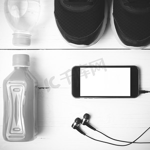 跑步鞋、橙汁、饮用水和黑色手机