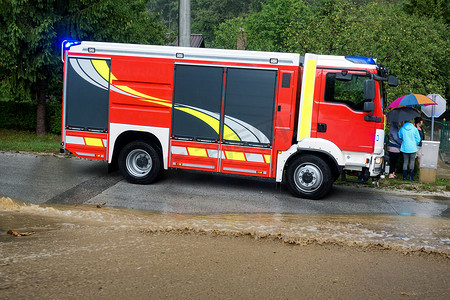 暴雨过后欧洲村庄洪水泛滥 消防部门紧急救援