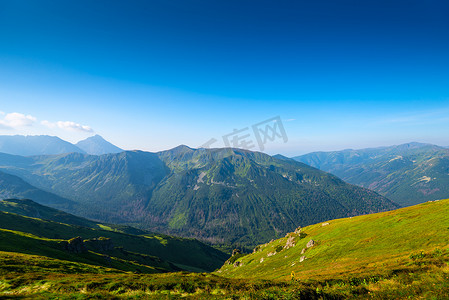 风景山摄影照片_绿色高风景山远景波兰 - Kasprowy Wierch