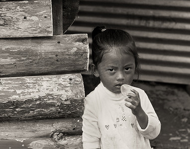 贫困女童摄影照片_一个可怜的尼泊尔女童，心中疑惑