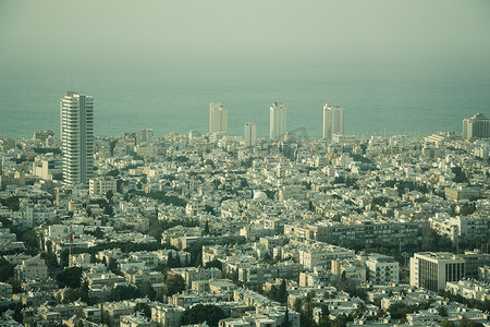 以色列特拉维夫市在雾霾天的鸟瞰图
