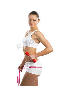测量腰围的年轻运动女性