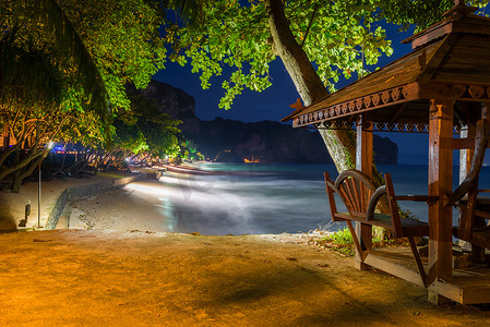 夜景大海摄影照片_海边的木制凉亭和甲米度假村的夜景，