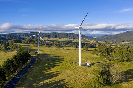 大型三叶片工业风力涡轮机发电的鸟瞰图