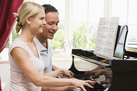 弹钢琴和微笑的夫妇