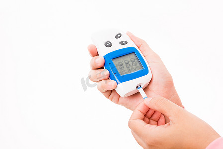 女性用血糖仪测量手指上的葡萄糖测试水平检查