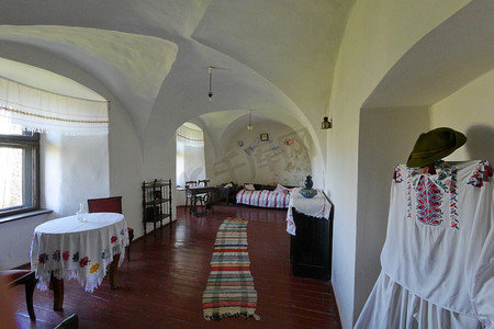 安装在墙壁上粉刷的村屋，绣有毛巾和桌布，木地板。