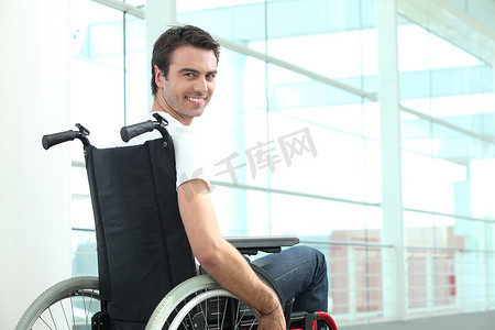 坐在轮椅上的快乐男人