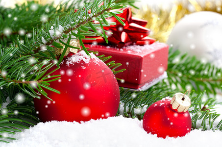 “带松枝、礼物和雪的红色圣诞球，与世隔绝”