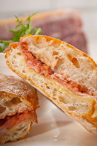 恰巴塔帕尼尼三明治配帕尔马火腿和番茄