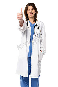 微笑的医生竖起大拇指