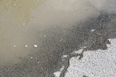 阵雨后沥青上的泥水