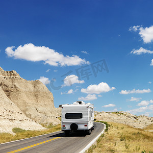 风景道路上的露营者。