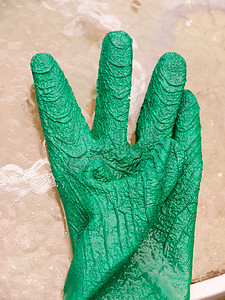 玻璃桌上湿漉漉的绿色单手套