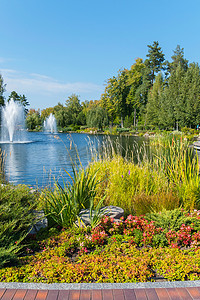 池塘字体摄影照片_带美丽花坛的公园区和带字体的湖景