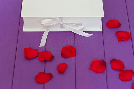 玫瑰花瓣和礼品盒