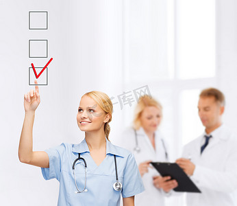 医生或护士将复选标记绘制到复选框中