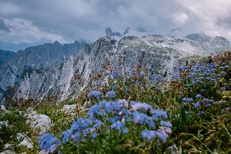 在雾蒙蒙的天气里，在意大利多洛米蒂山徒步旅行，欣赏意大利多洛米蒂山 Tre Cime 峰的壮丽景色