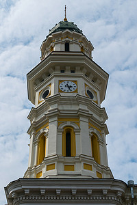 古老而美丽的塔楼，上面有一个尖尖的时钟，刺穿了天空