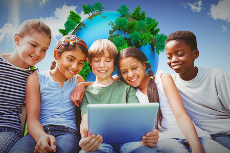 快乐儿童在公园使用数字平板电脑的合成图像
