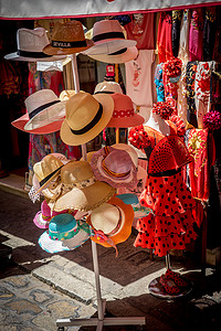 在塞维利亚、西班牙、欧盟的一家商店出售的帽子和弗拉门戈舞裙