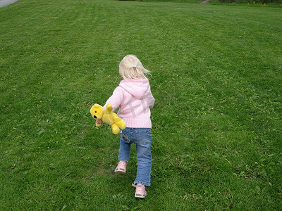 斯堪的纳维亚生活方式——在花园里奔跑的女孩