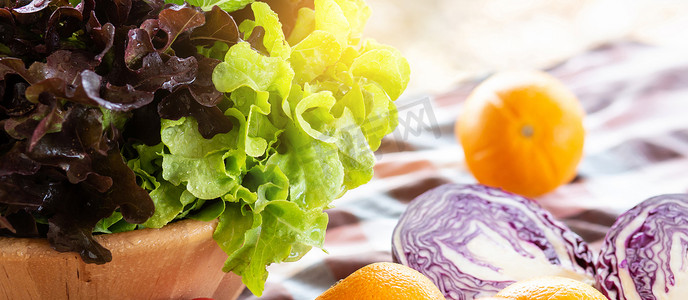 新鲜有机生蔬菜和水果放在碗里，用于餐桌上的沙拉、素食和健康食品或用于烹饪健康的配料和草药、农场收获、营养概念、横幅网站。