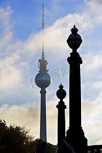 柏林电视塔有两个相似的桥柱