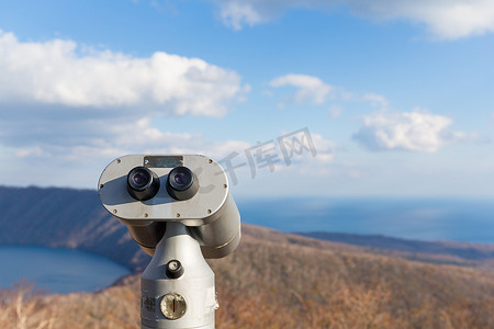 中筒摄影照片_风景中的旅游双筒望远镜