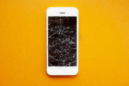 橙色背景中智能手机的碎屏