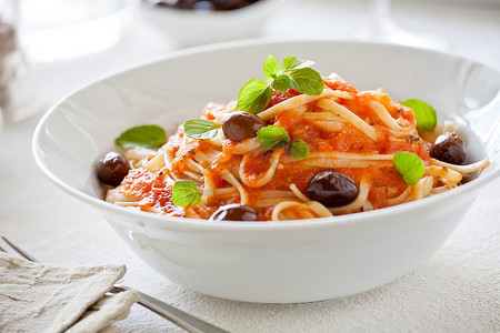 一碗意大利面配自制番茄酱和橄榄
