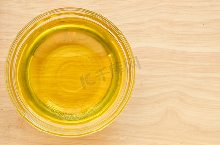 向日葵油摄影照片_玻璃杯中的植物油。