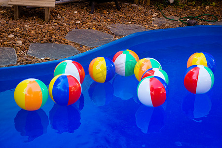 漂浮在水池的五颜六色的沙滩球