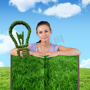 妇女与草坪书的复合形象