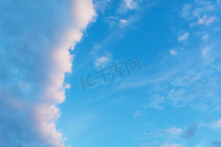 蓝天云，清洁能源，晴朗的天气背景