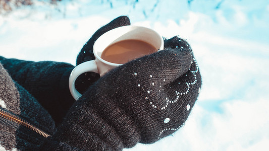 一杯热咖啡在女孩手中变暖