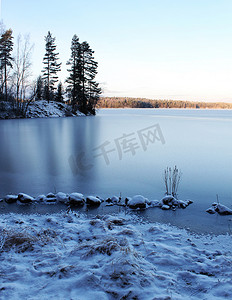 结冰的湖景